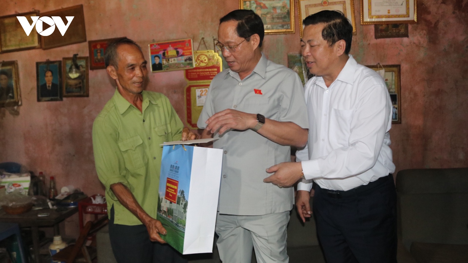 Phó Chủ tịch Quốc hội Trần Quang Phương thăm gia đình chính sách tại Cao Bằng