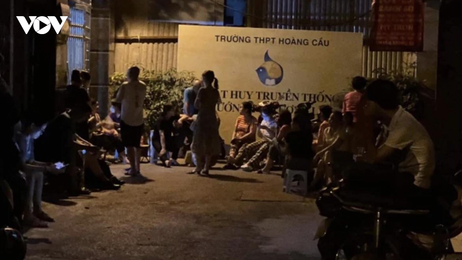 Phụ huynh Hà Nội ngủ trước cổng trường giành suất cho con vào lớp 10