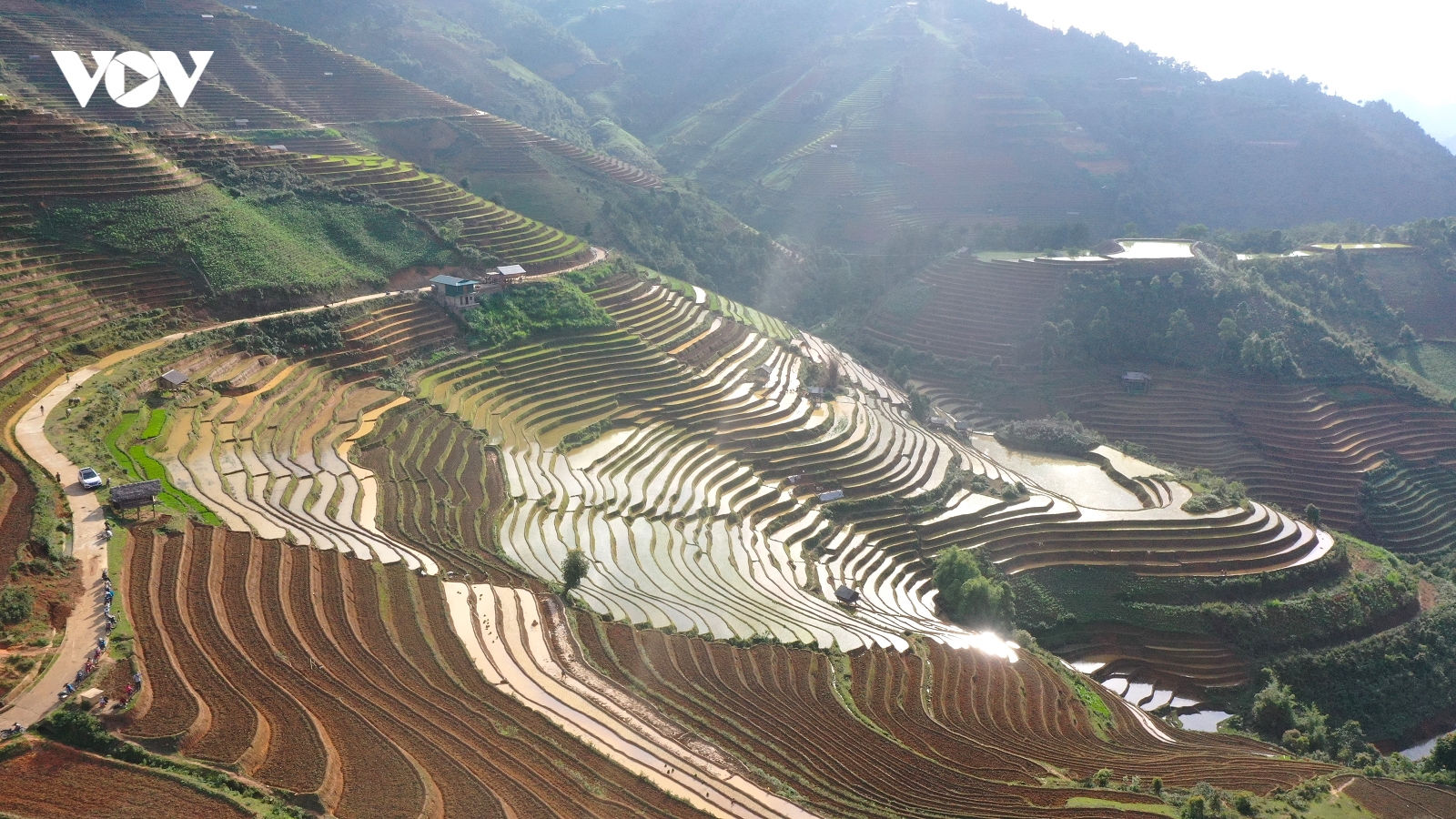Ruộng bậc thang Mù Cang Chải mùa nước đổ muộn