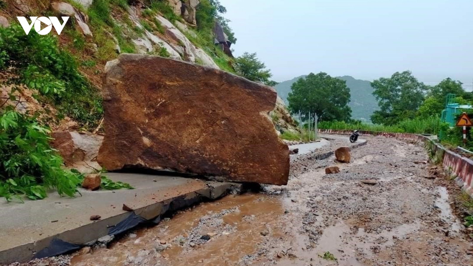 Chính quyền địa phương nói gì về vụ tảng đá hàng nghìn tấn “treo trên đầu dân”?