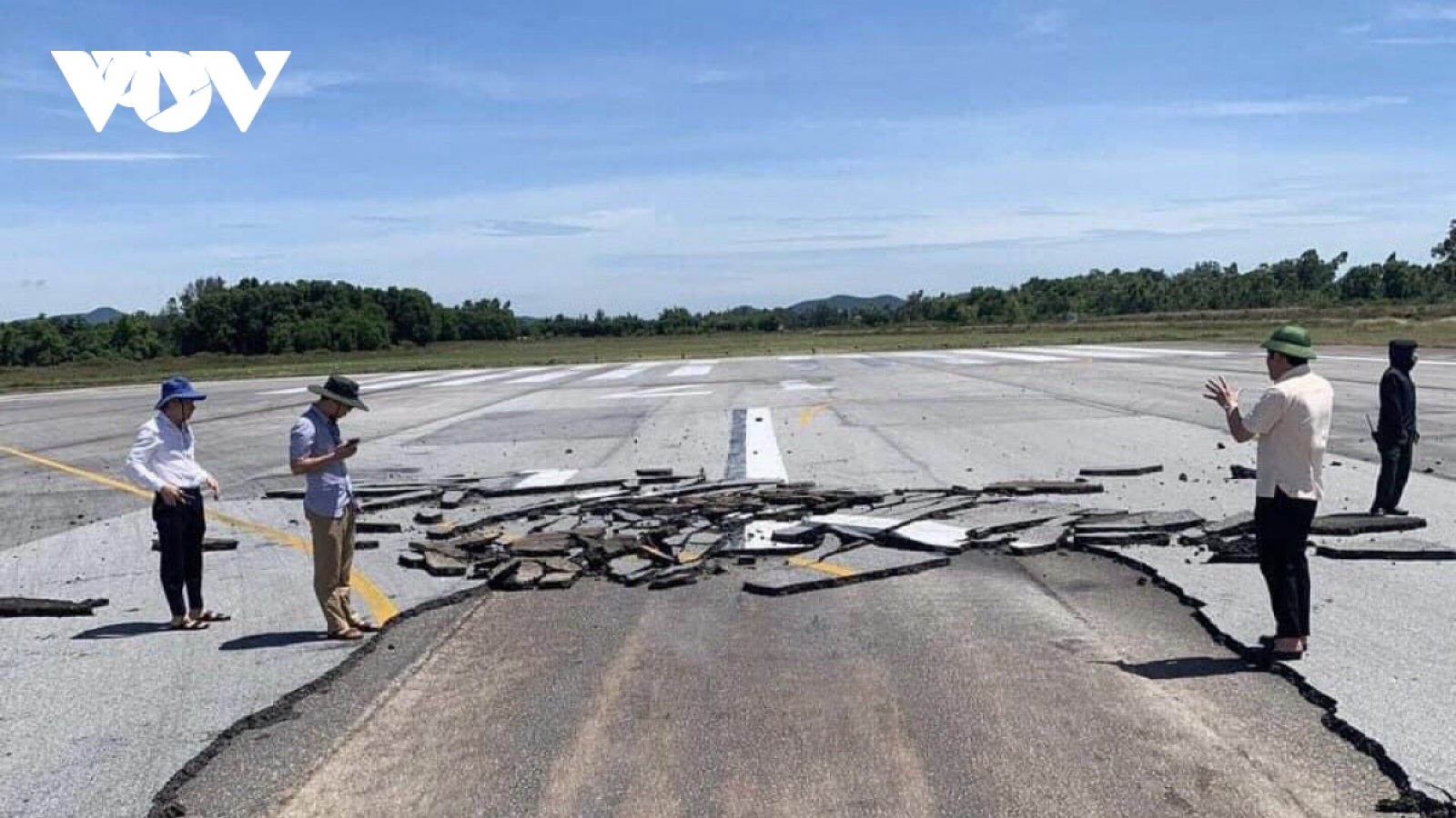 Bộ GTVT yêu cầu xác minh, báo cáo nguyên nhân nứt đường băng sân bay Vinh