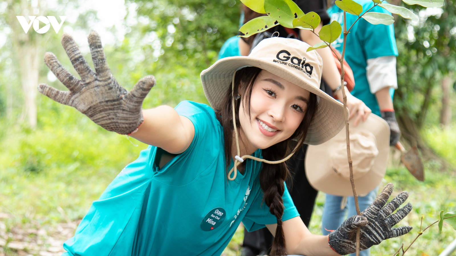 Hoa hậu Trái đất Mina Sue Choi trồng rừng tại Việt Nam