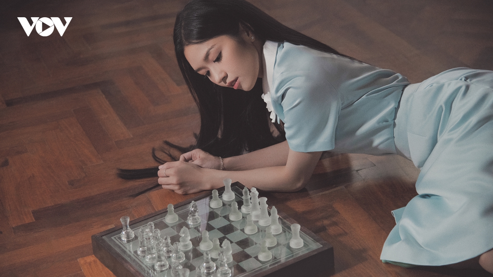 Suni Hạ Linh thể hiện khả năng đa ngôn ngữ với teaser 6 thứ tiếng