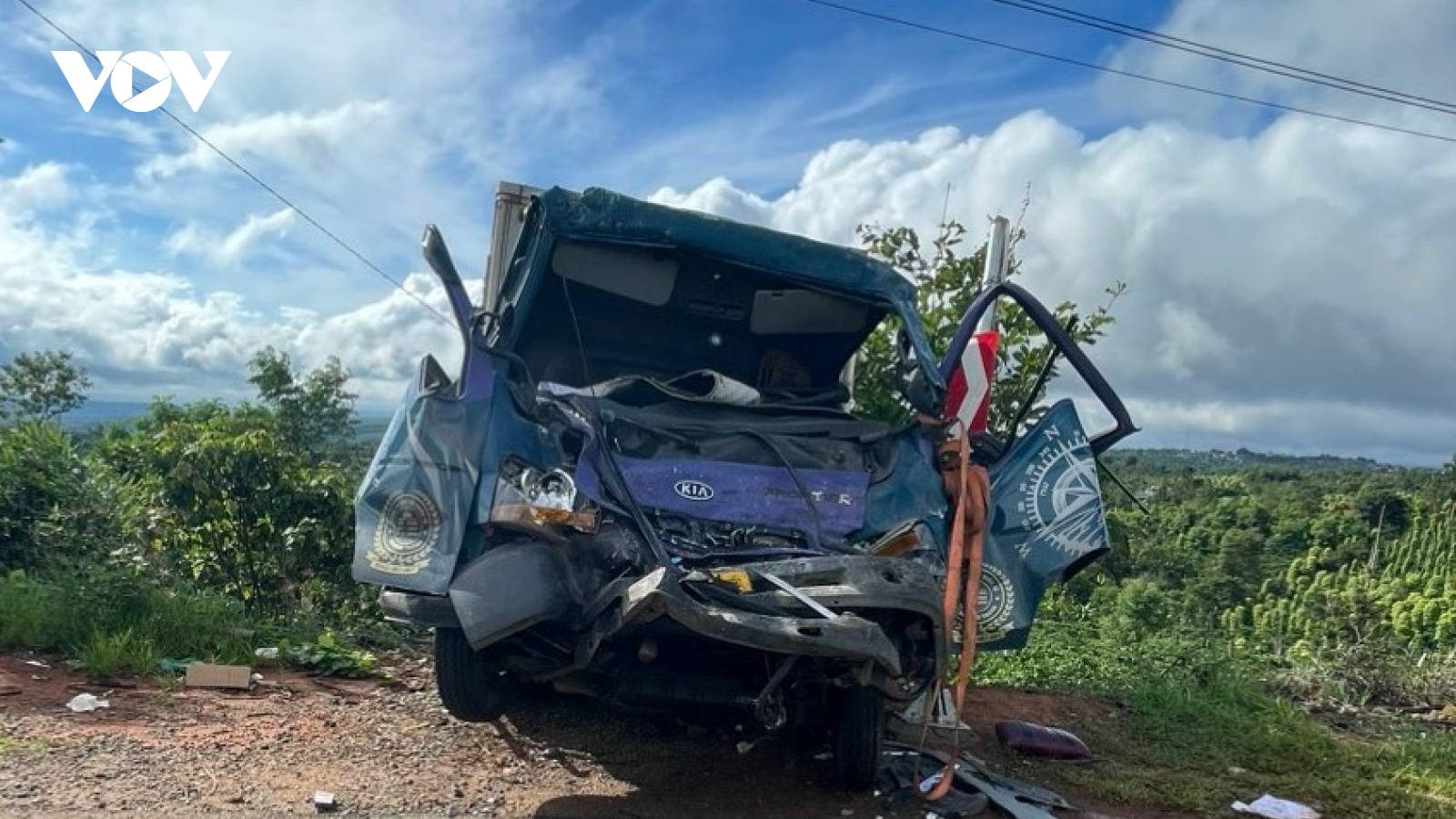 Va chạm giữa xe khách và xe tải, tài xế bị trọng thương mắc kẹt trong cabin