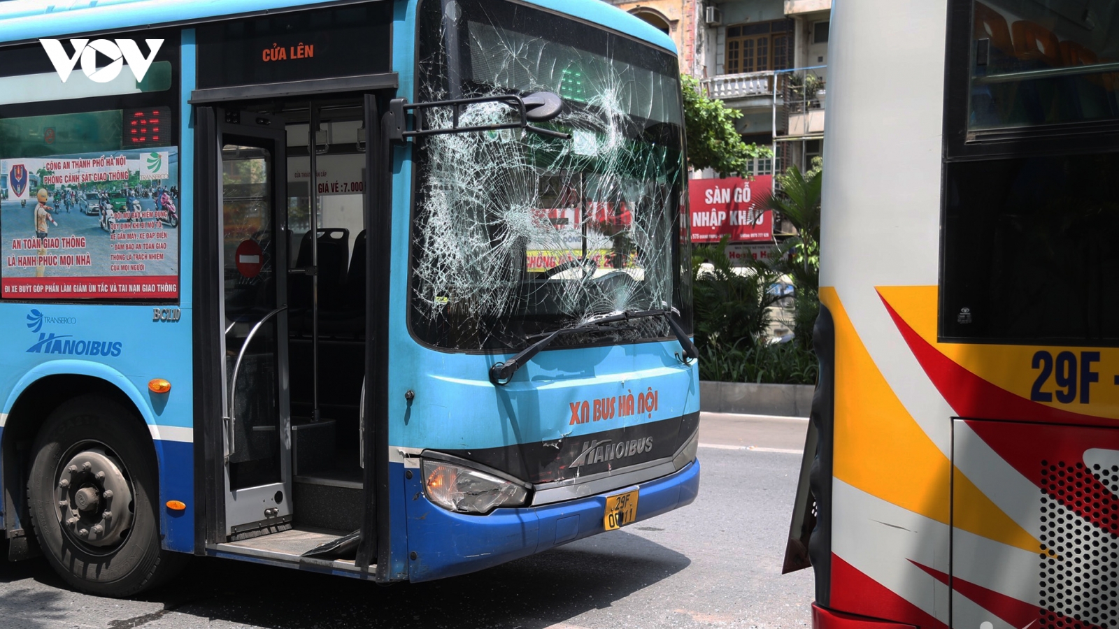 3 xe buýt đâm liên hoàn khi vào bến đón khách ở Hà Nội