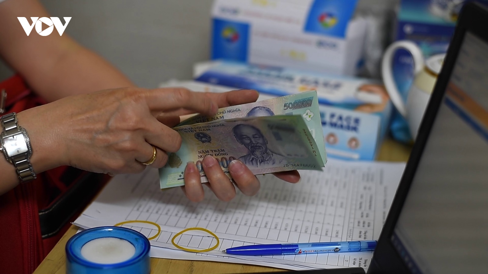 Lương cơ sở tăng lên 1,8 triệu đồng/tháng: Nỗi lo giá cả leo thang
