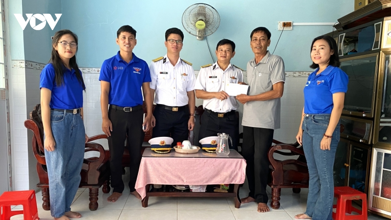 Lữ đoàn 127 thăm, tặng quà gia đình chính sách ở Phú Quốc