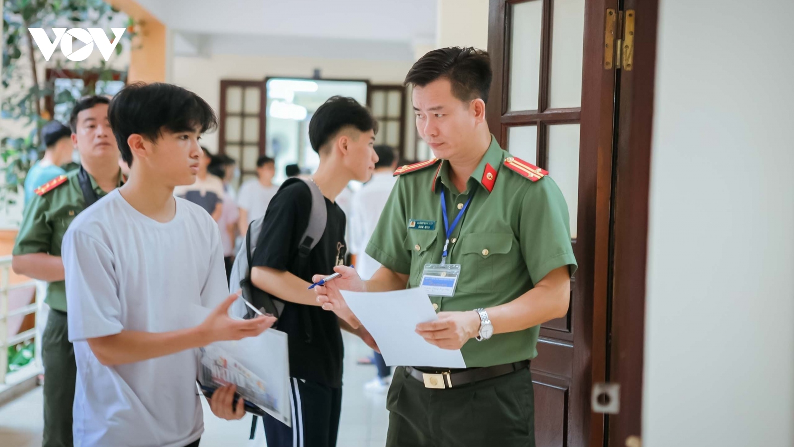 Thí sinh hồi hộp làm thủ tục dự thi đánh giá của Bộ Công an