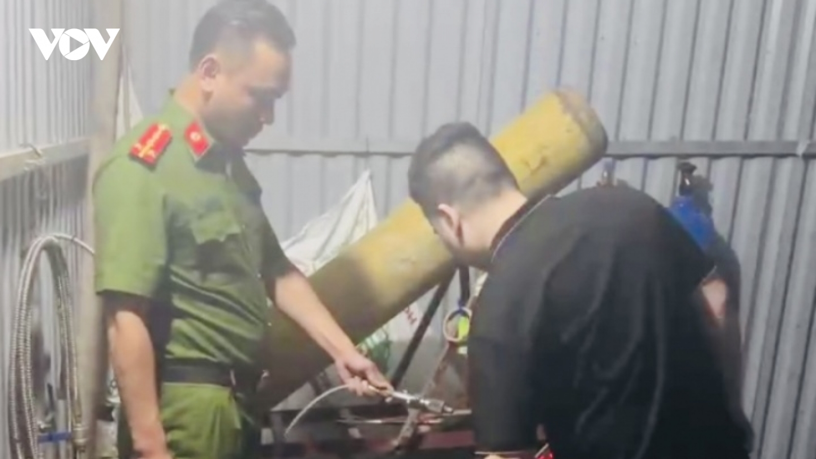 Phát hiện hơn 100 bình khí cười trong bãi giữ xe trên phố Mạc Thái Tông