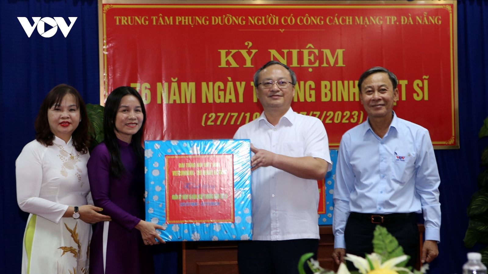 Tổng Giám đốc VOV thăm, tặng quà người có công với cách mạng tại Đà Nẵng