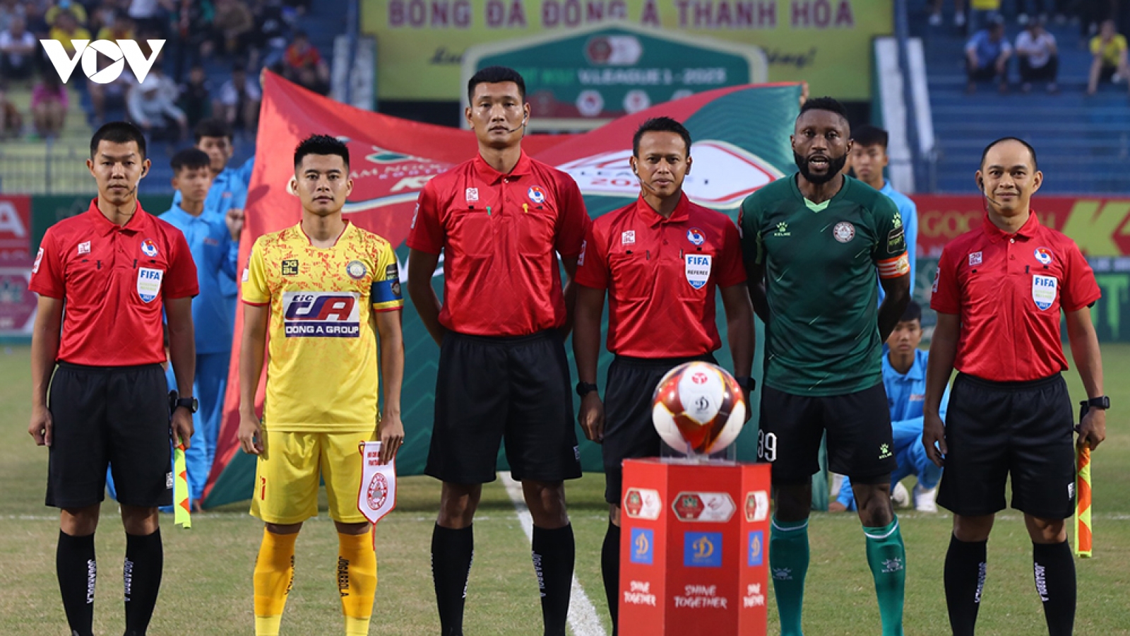 Trọng tài ngoại điều khiển trận "chung kết ngược" của V-League 2023