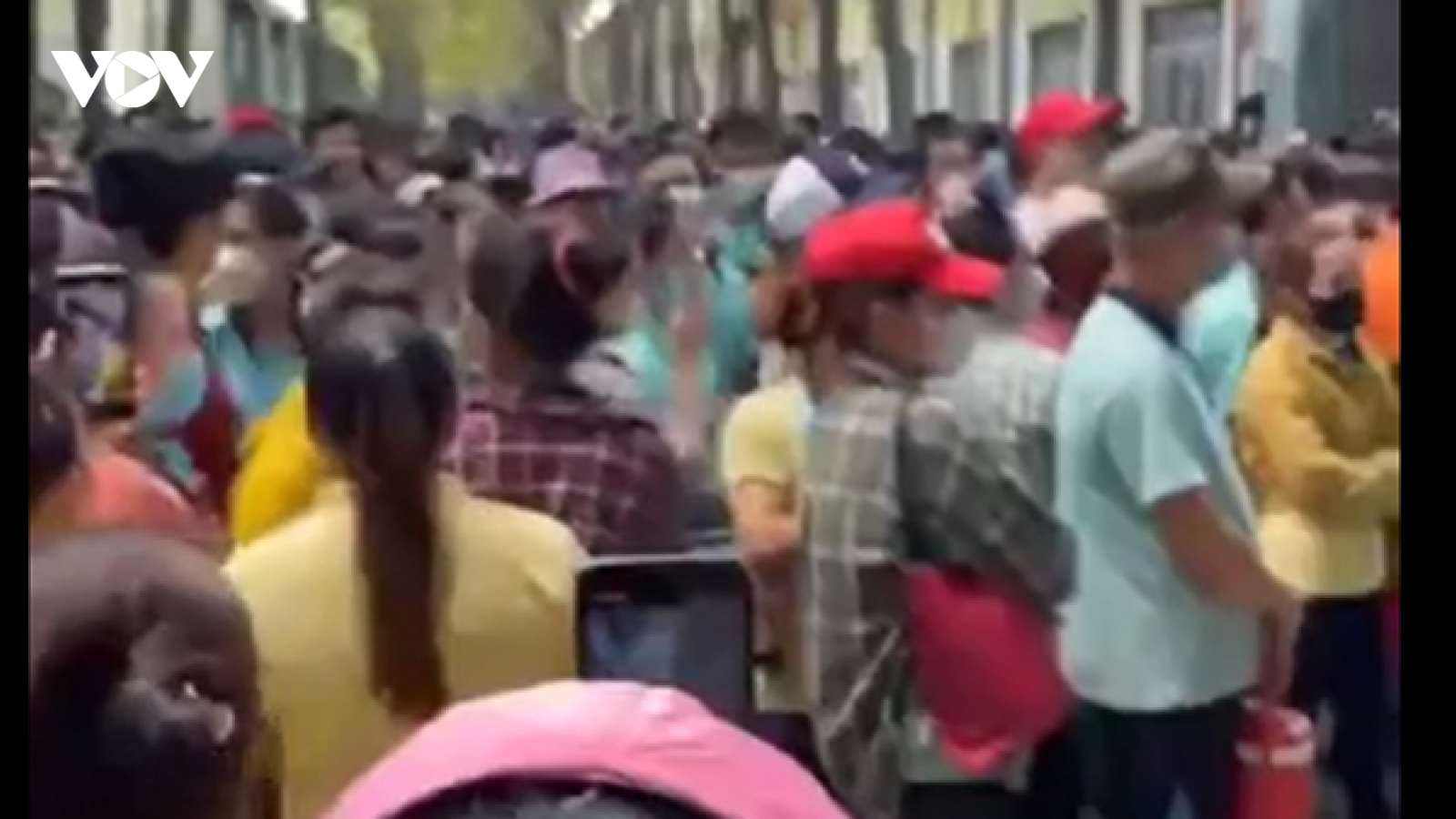 Hàng trăm công nhân ở Bình Dương đình công vì bị cắt lương thưởng tháng 13