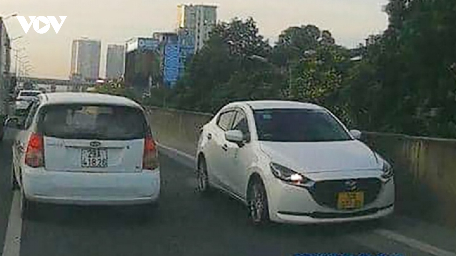 Đi ngược chiều trên đường Vành đai 3 trên cao, nữ tài xế khai gì?