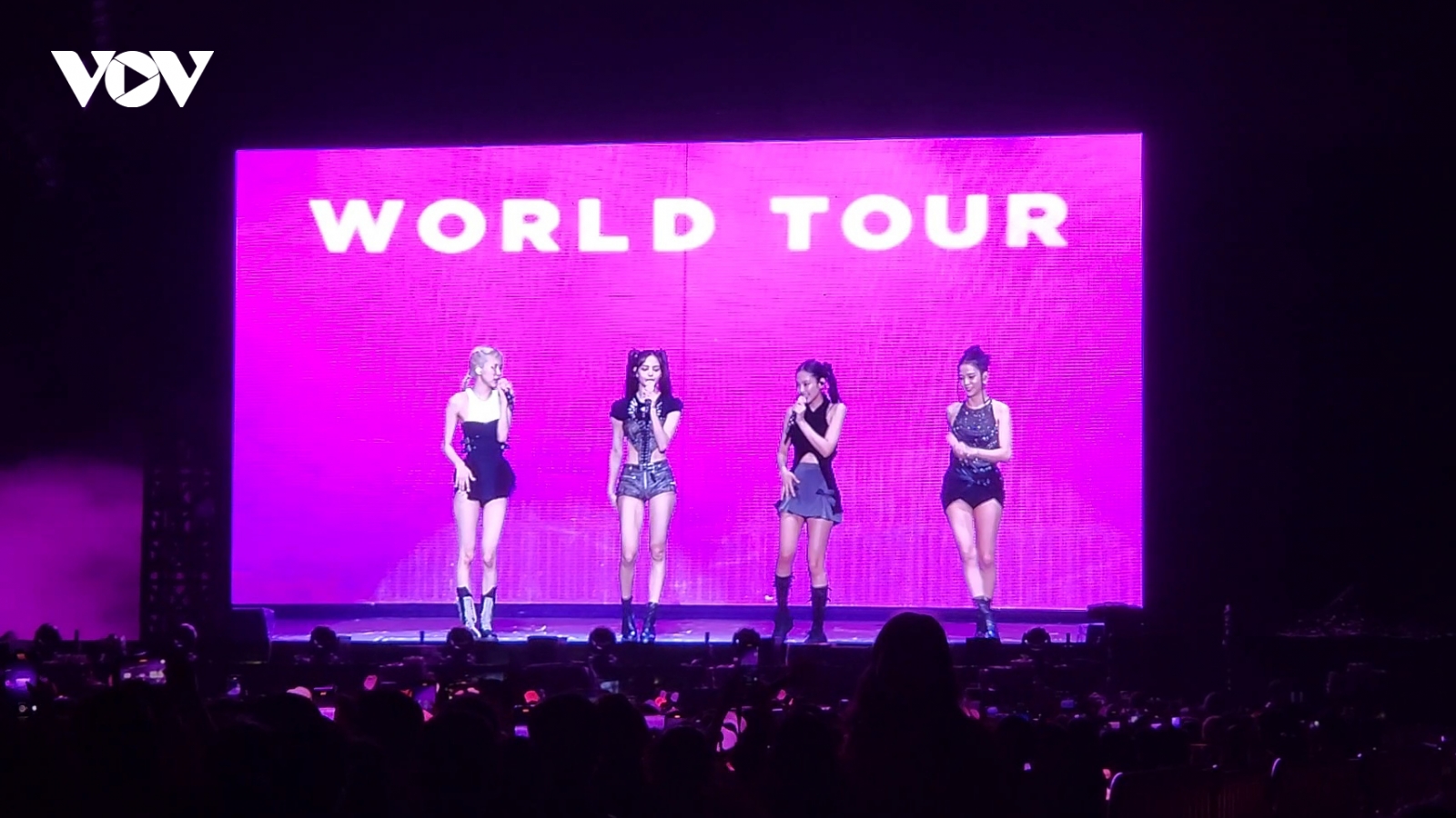 Phản ứng của Hoàng Thùy Linh khi Blackpink nhảy "See tình"