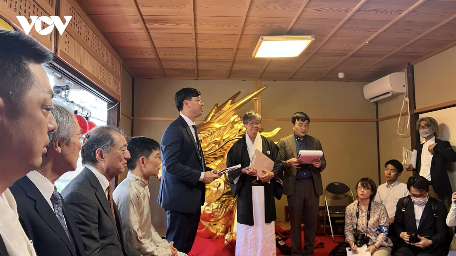 VOV trao tặng bức rèm thêu cung đình cho phía Nhật Bản