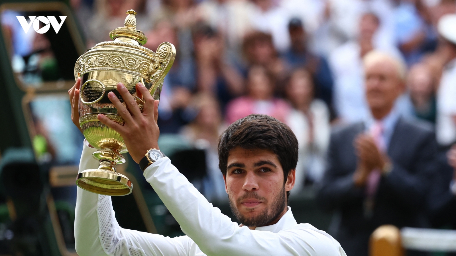 Carlos Alcaraz hạ gục Djokovic, lần đầu vô địch Wimbledon