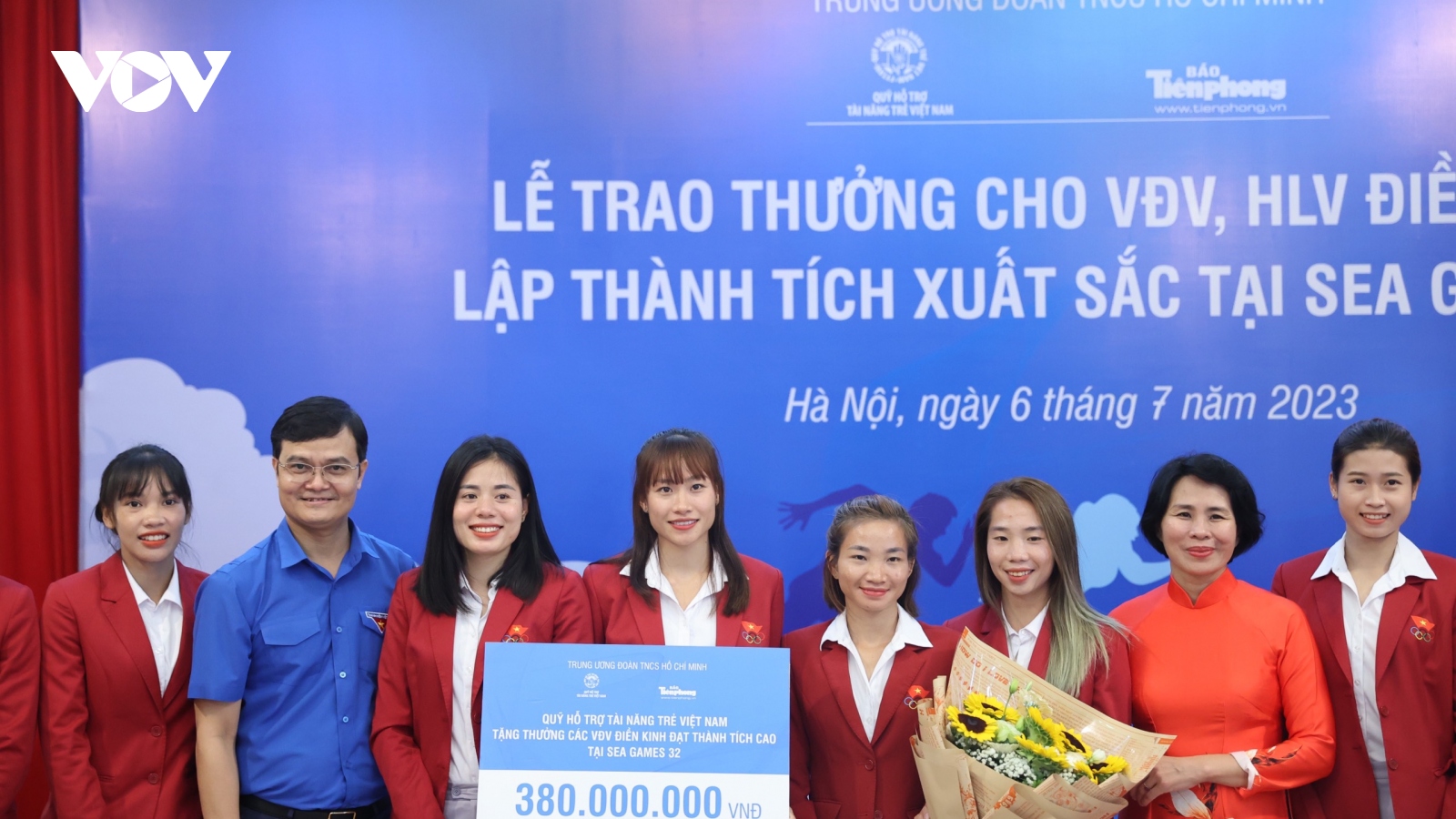 Nữ hoàng điền kinh Nguyễn Thị Oanh cùng đồng đội nhận thưởng 380 triệu đồng