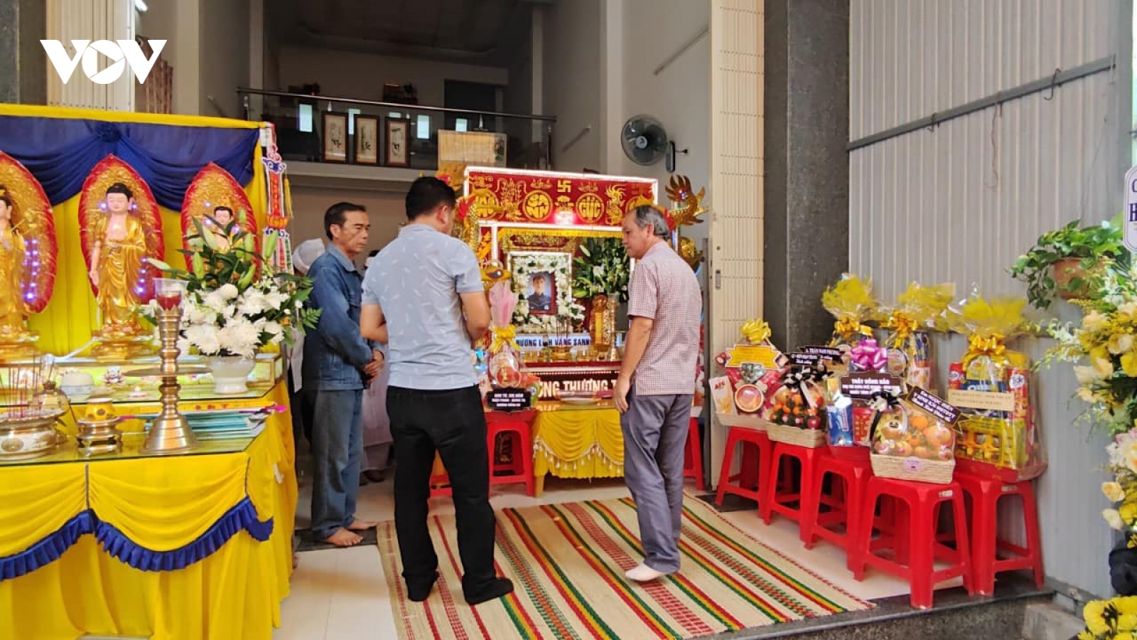 Bầu Đức bật khóc khi tiễn đưa thành viên HAGL tử nạn về nơi an nghỉ cuối cùng