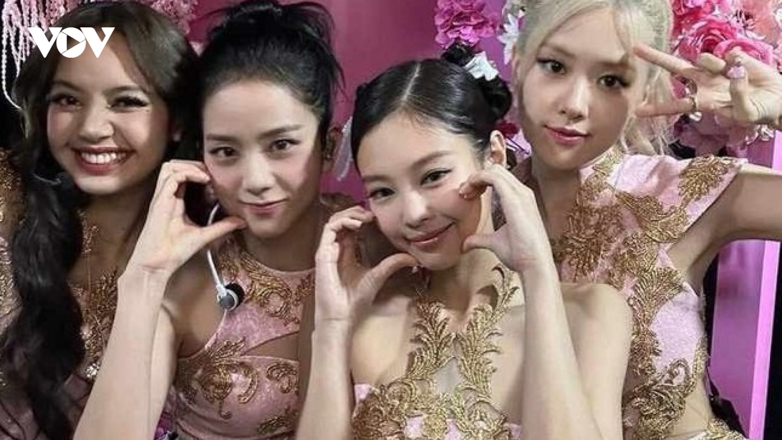 Blackpink đăng ảnh chụp tại Hà Nội, kỷ niệm 7 năm ra mắt công chúng