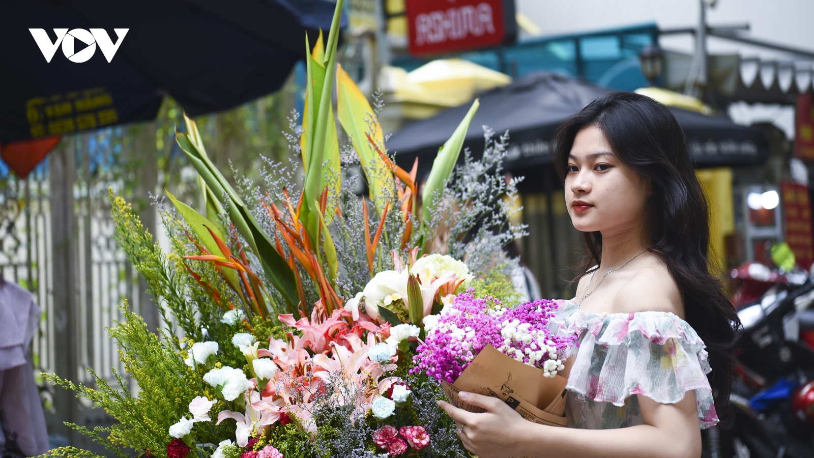 Hà Nội vào thu, giới trẻ đổ xô chụp ảnh với hoa trên phố phường