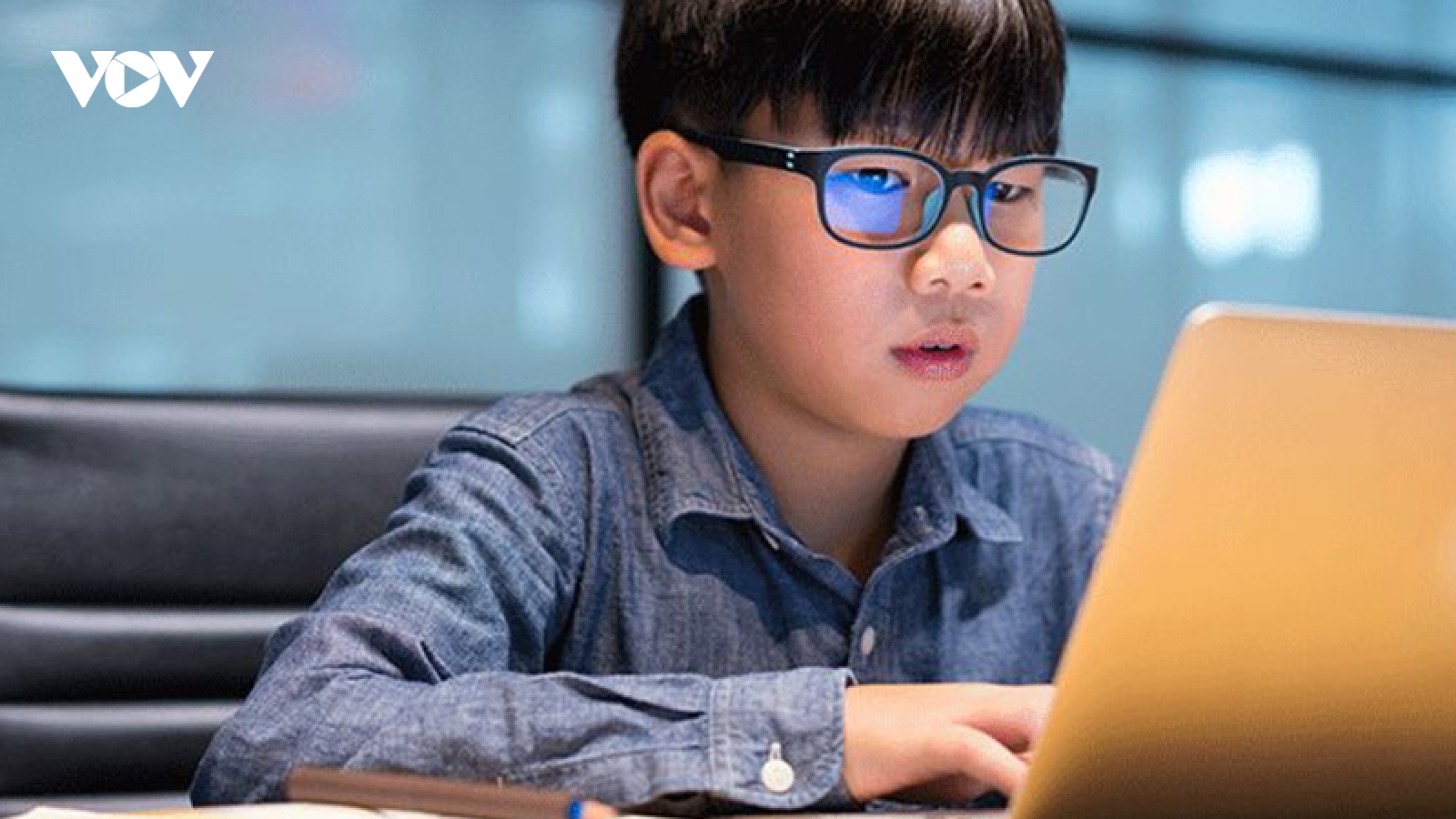 Nghiên cứu cho thấy kính lọc ánh sáng xanh vô dụng?