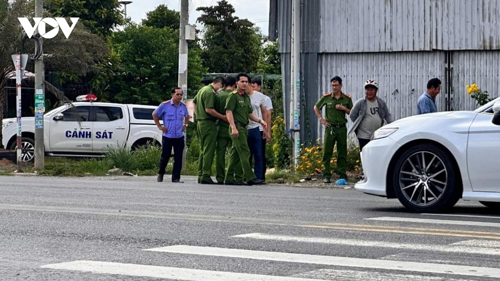 Một thanh niên đi ô tô bị đâm tử vong ở Bình Thuận
