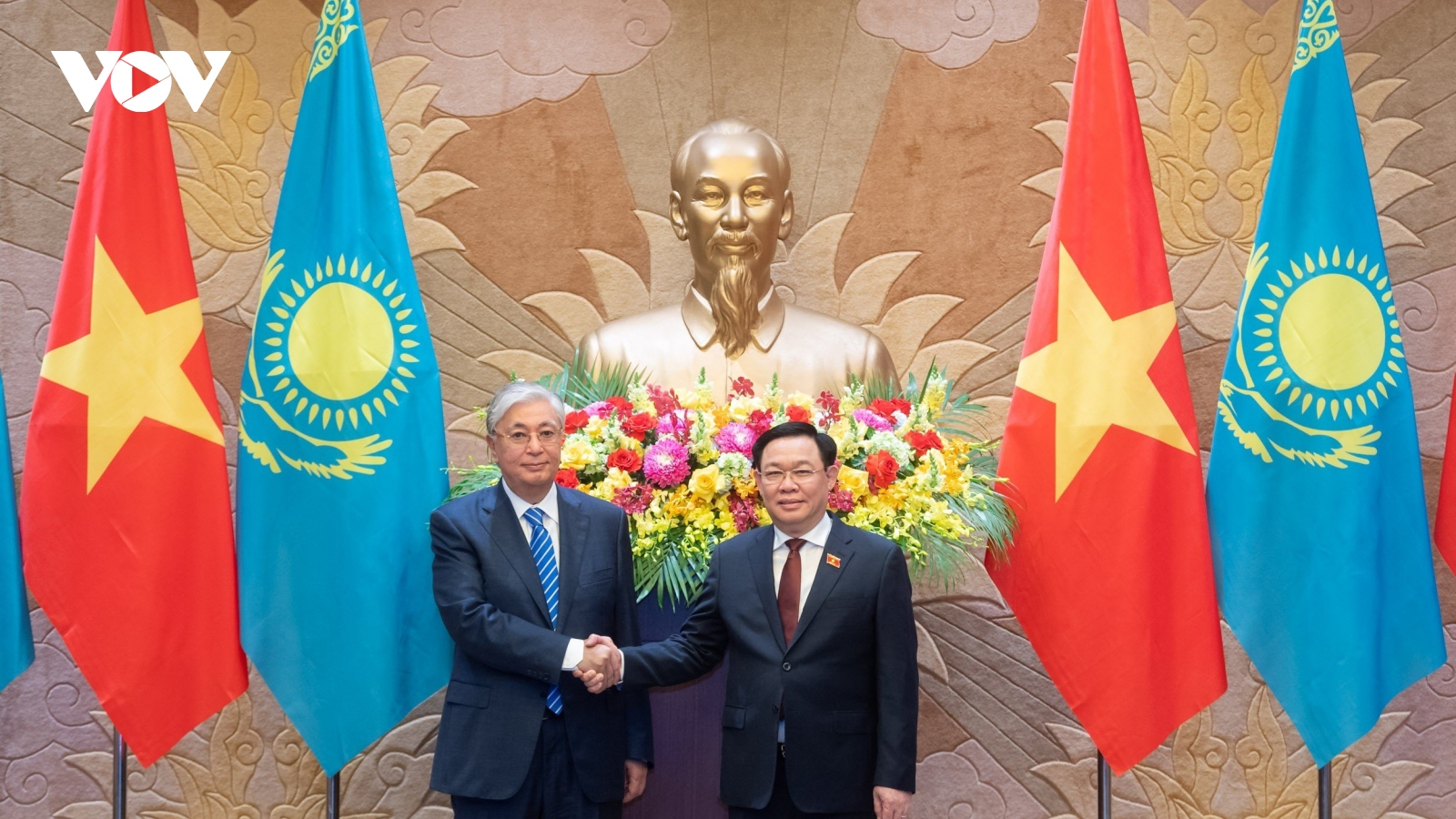 Chủ tịch Quốc hội Vương Đình Huệ hội kiến Tổng thống Cộng hòa Kazakhtan