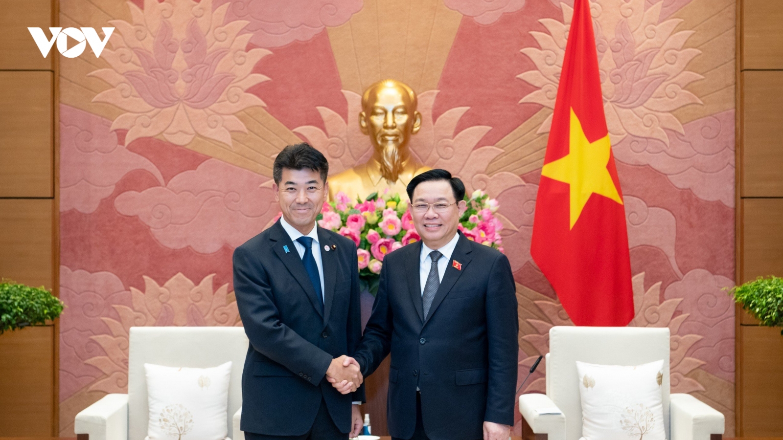 Chủ tịch Quốc hội Vương Đình Huệ tiếp Chủ tịch Đảng Dân chủ Lập hiến Nhật Bản