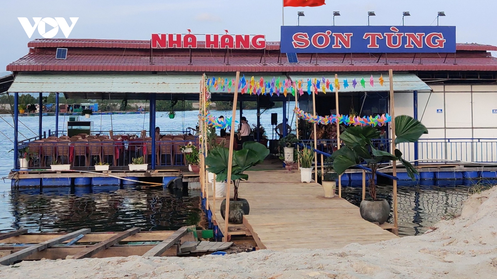 Bình Định yêu cầu đảm bảo môi trường tại các nhà hàng nổi trên sông, biển