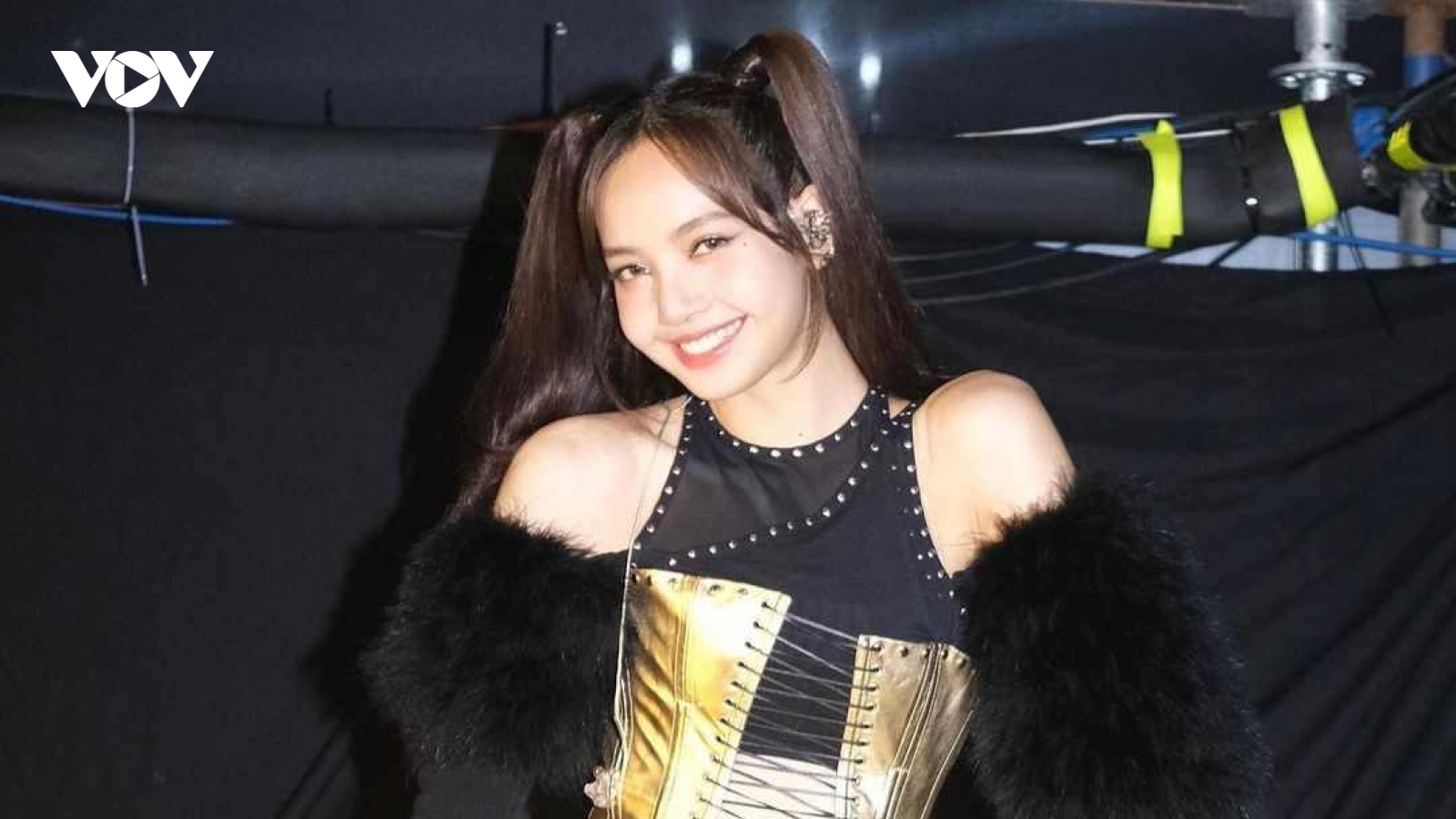Lisa (Blackpink) khoe ảnh hậu trường concert ở Hà Nội