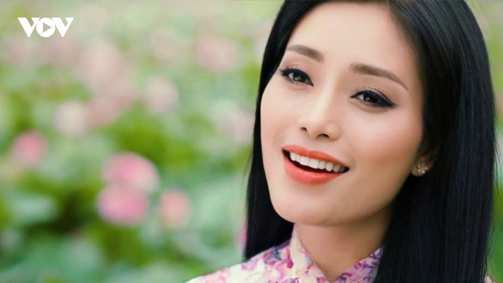 Huyền Trang kỷ niệm 10 năm đăng quang quán quân Sao Mai bằng MV "Quê ơi"