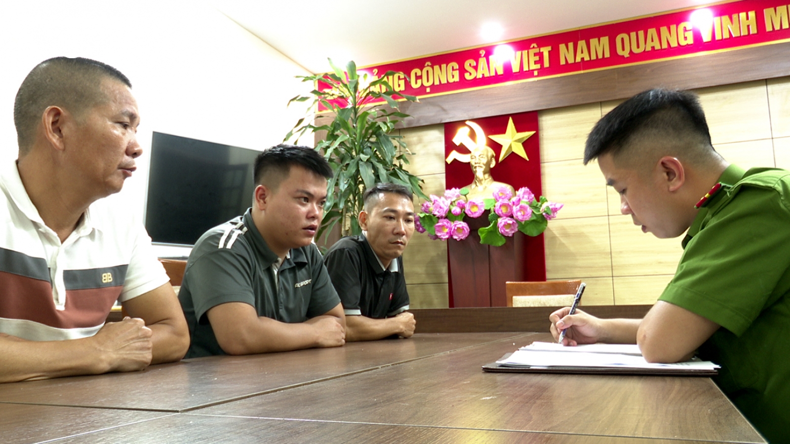Hành hung tài xế xe khách tuyến Quảng Ninh-Thái Bình để "dằn mặt"