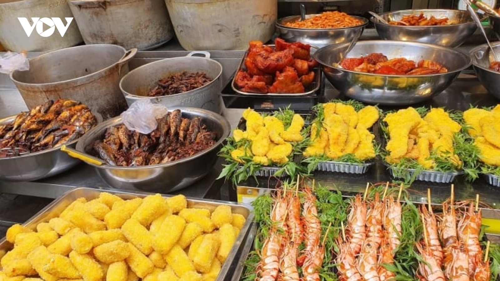 Đủ món hàng bắt mắt tại chợ 'nhà giàu' Hà Nội ngày Rằm tháng Bảy