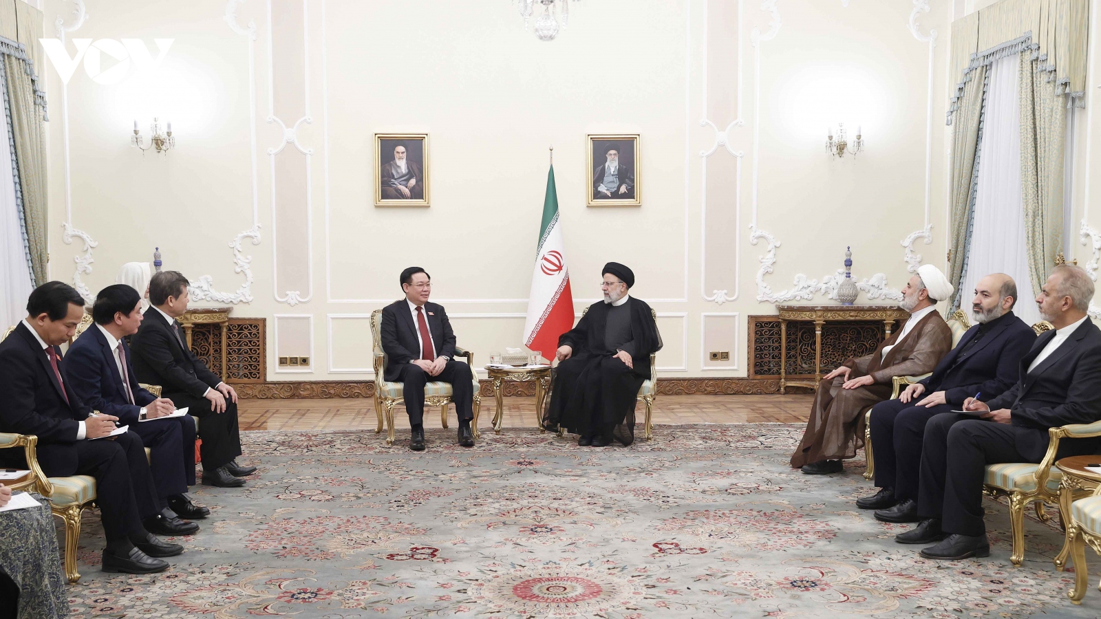 Chủ tịch Quốc hội Vương Đình Huệ hội kiến Tổng thống Iran Ebrahim Raisi