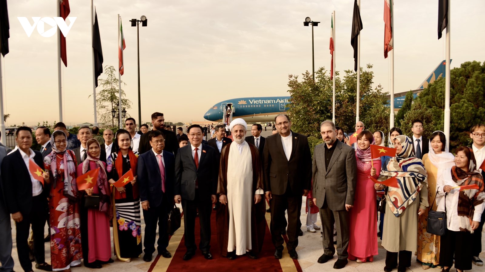 Chủ tịch Quốc hội Vương Đình Huệ đến Tehran, bắt đầu thăm chính thức Iran