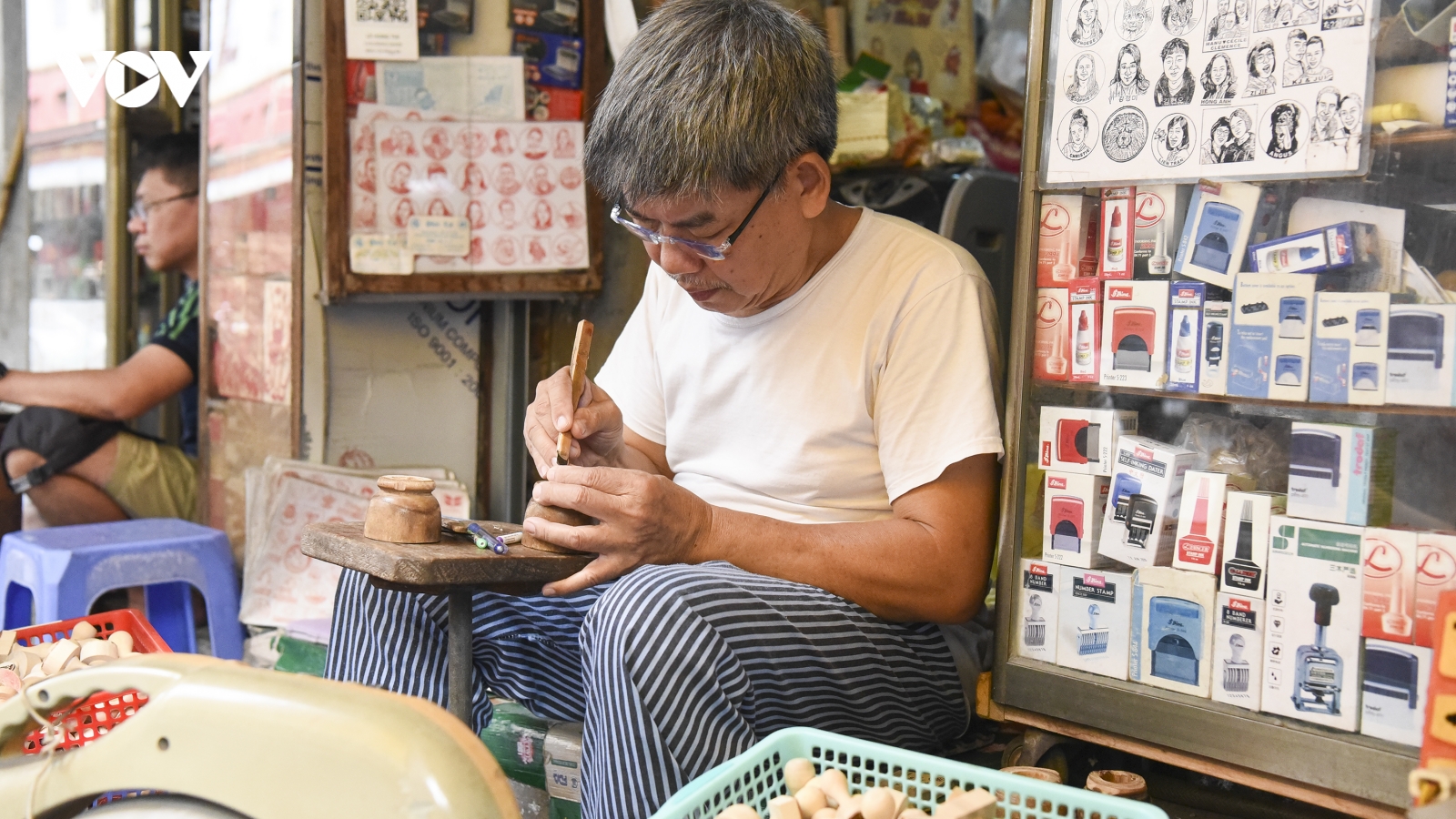 Nghệ nhân khắc dấu gỗ thủ công đau đáu tìm truyền nhân