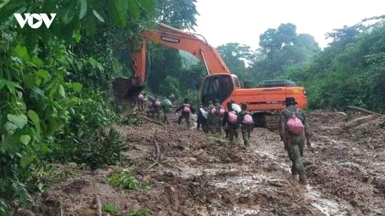 Cứu hộ Lào tích cực tìm kiếm tài xế người Việt mất tích vụ lở đất quốc lộ 8