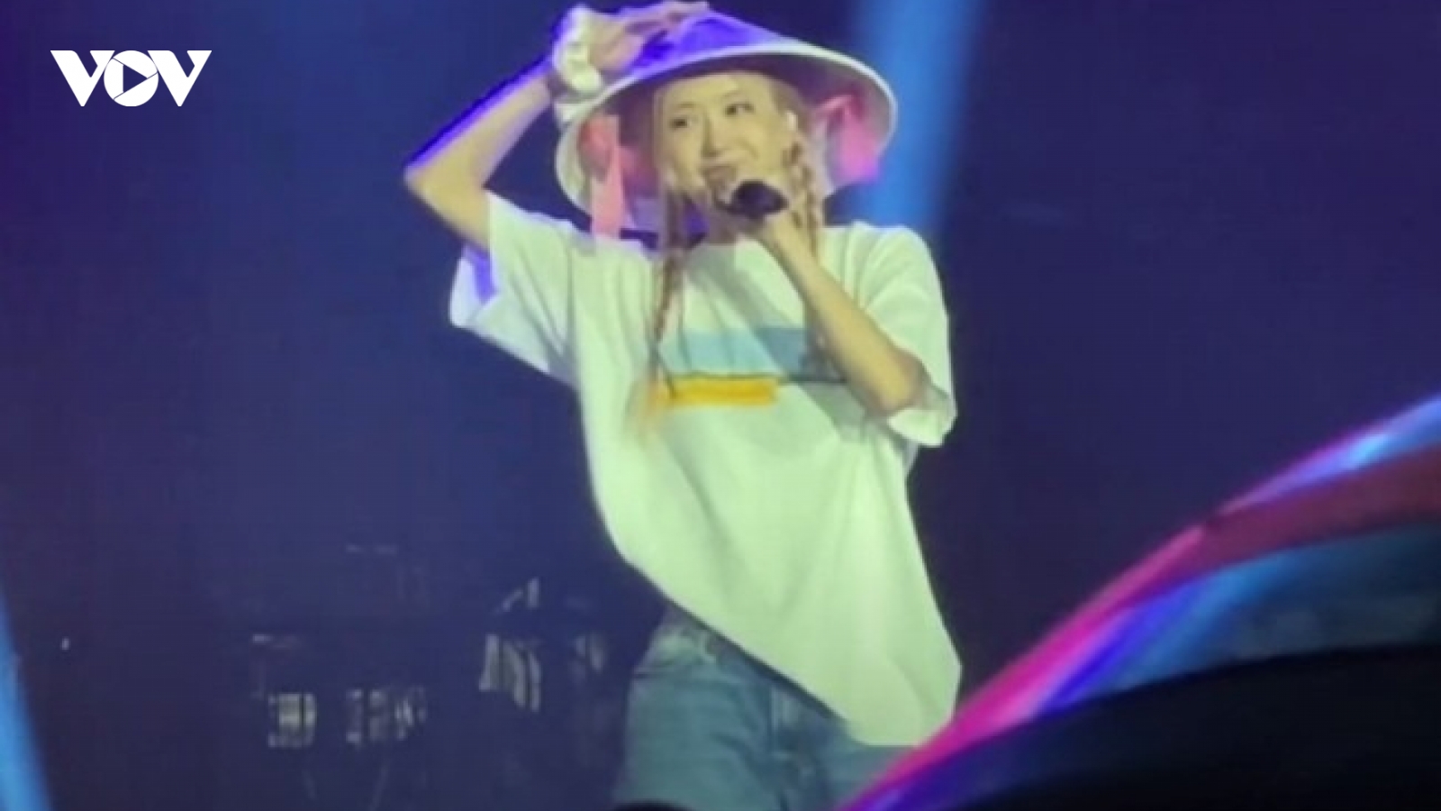 Rosé Blackpink đội nón lá Việt Nam tại concert Mỹ