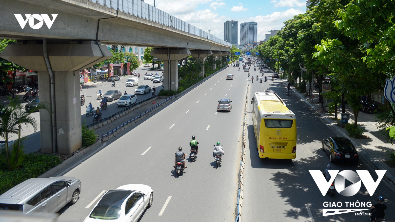 Tháo một phần dải phân cách cứng làn đường Nguyễn Trãi