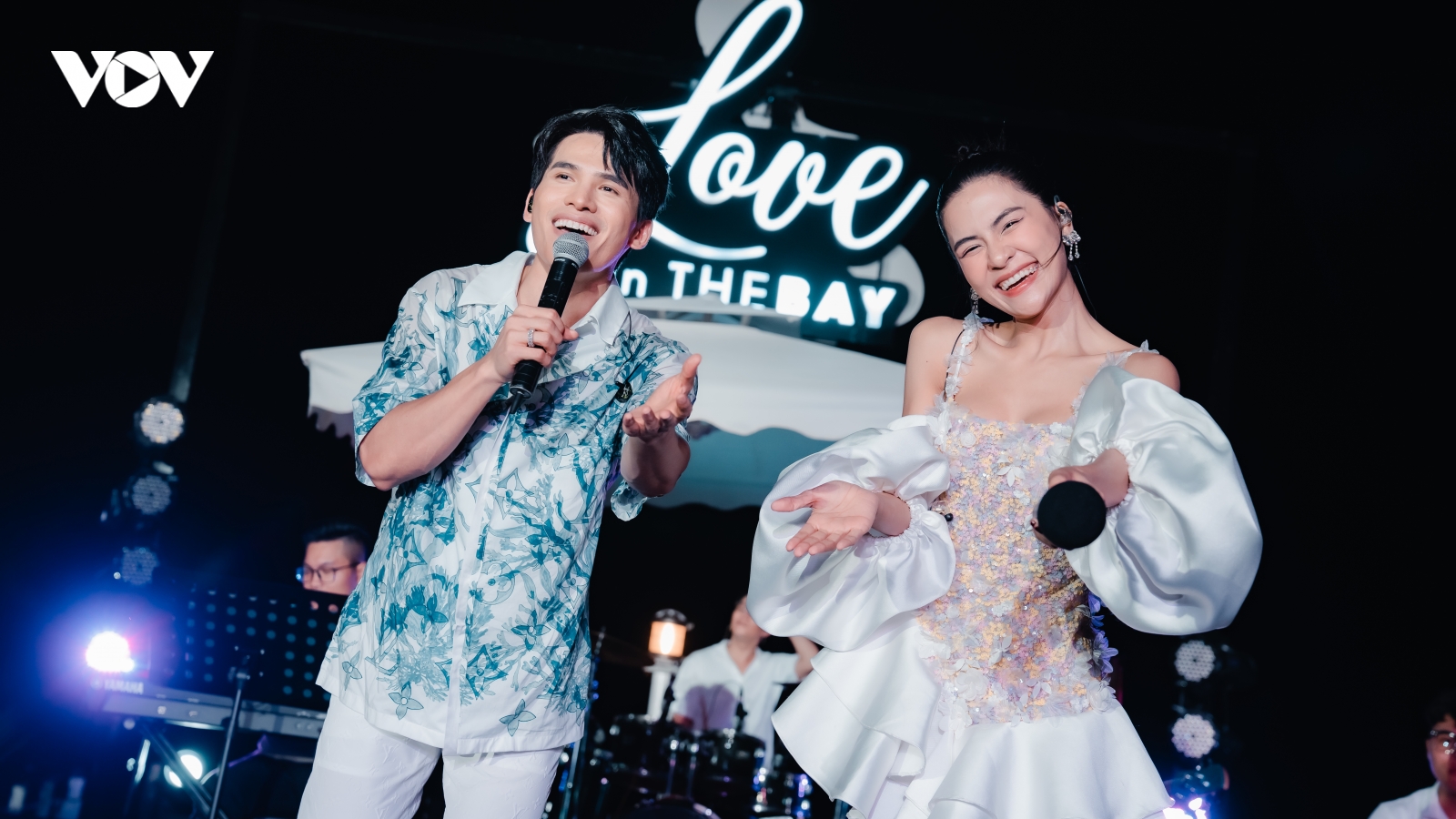 Hà Nhi - Quốc Thiên song ca cực ngọt trên sân khấu "Love in the Bay"
