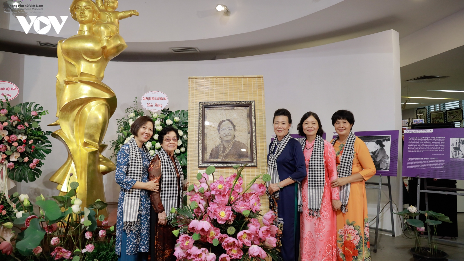 Tiếp nhận tranh chân dung bà Nguyễn Thị Định làm từ lá sen