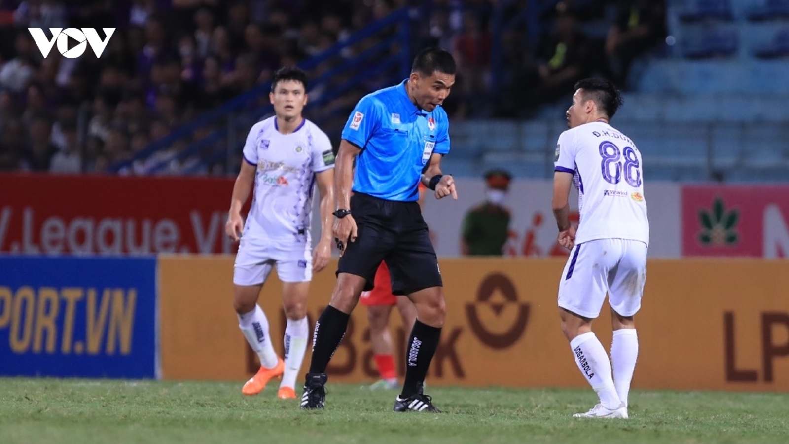 Nghịch lý: VAR xuất hiện nhưng V-League lại nóng chuyện “niềm tin”
