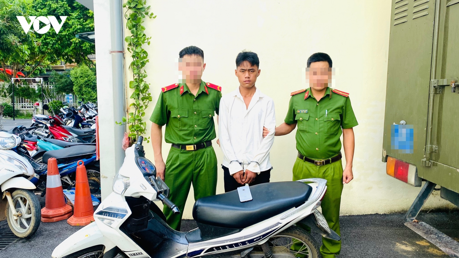 Đột nhập nhà dân trộm xe máy và điện thoại
