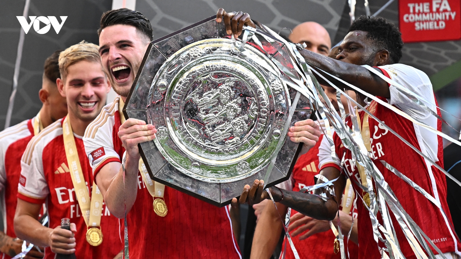 Dàn sao Arsenal ăn mừng cuồng nhiệt khi "nẫng" Siêu Cúp Anh khỏi tay Man City