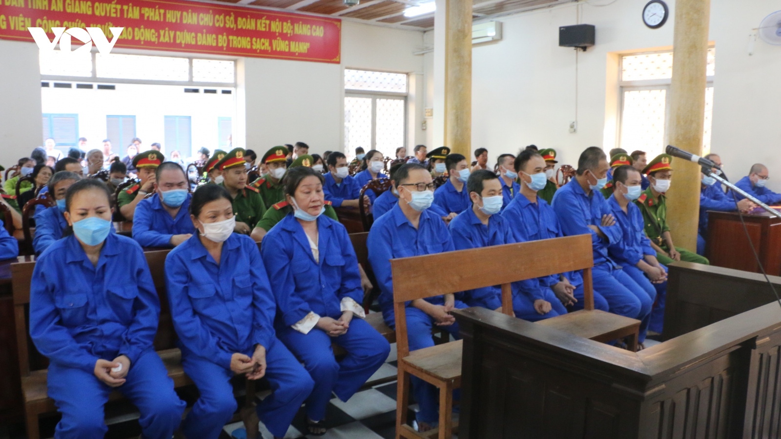 Xét xử “trùm buôn lậu” Nguyễn Thị Kim Hạnh cùng 24 đồng phạm