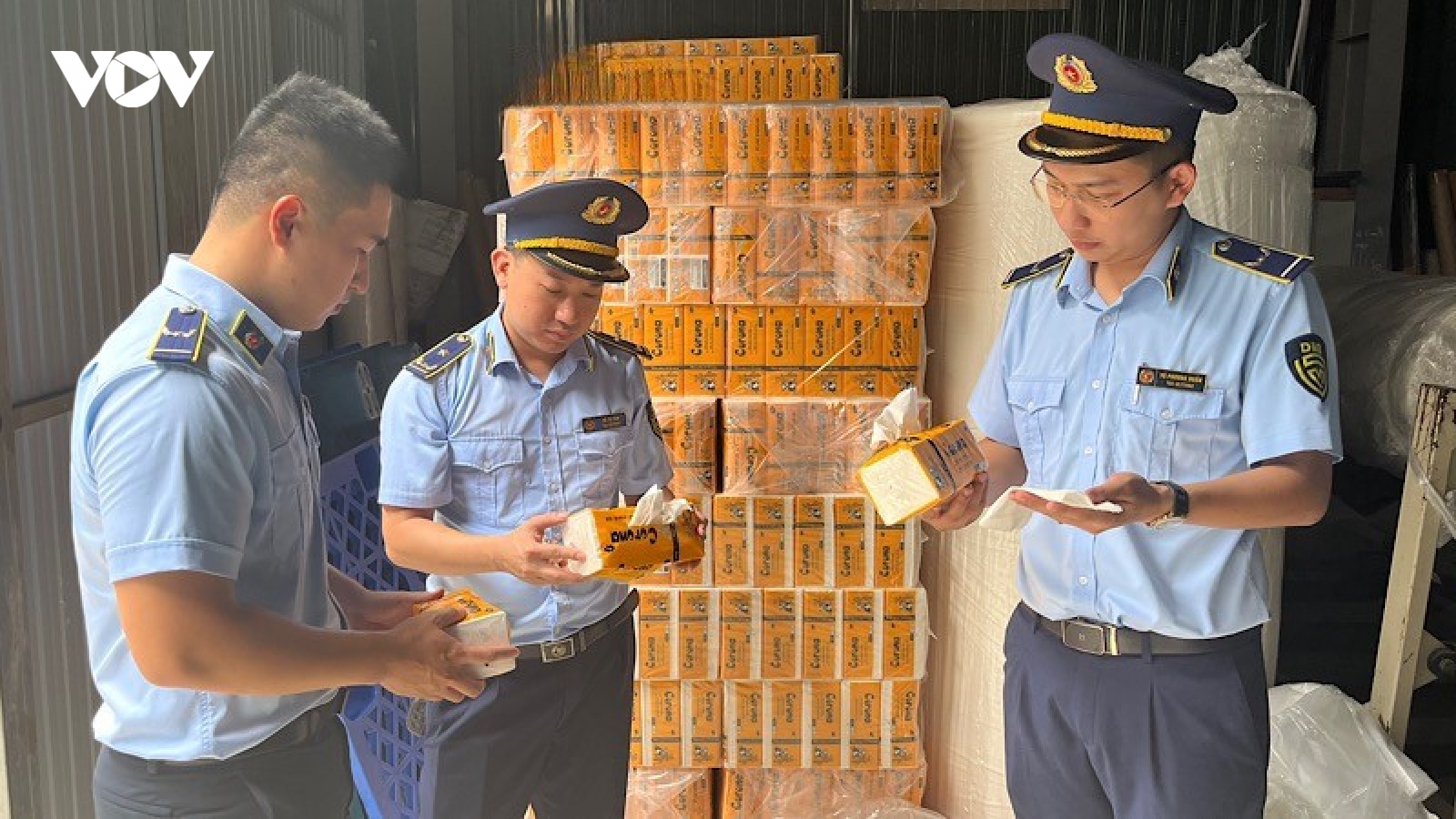 Phát hiện cơ sở gia công giấy ăn giả mạo nhãn hiệu tại “thủ phủ” giấy Phong Khê