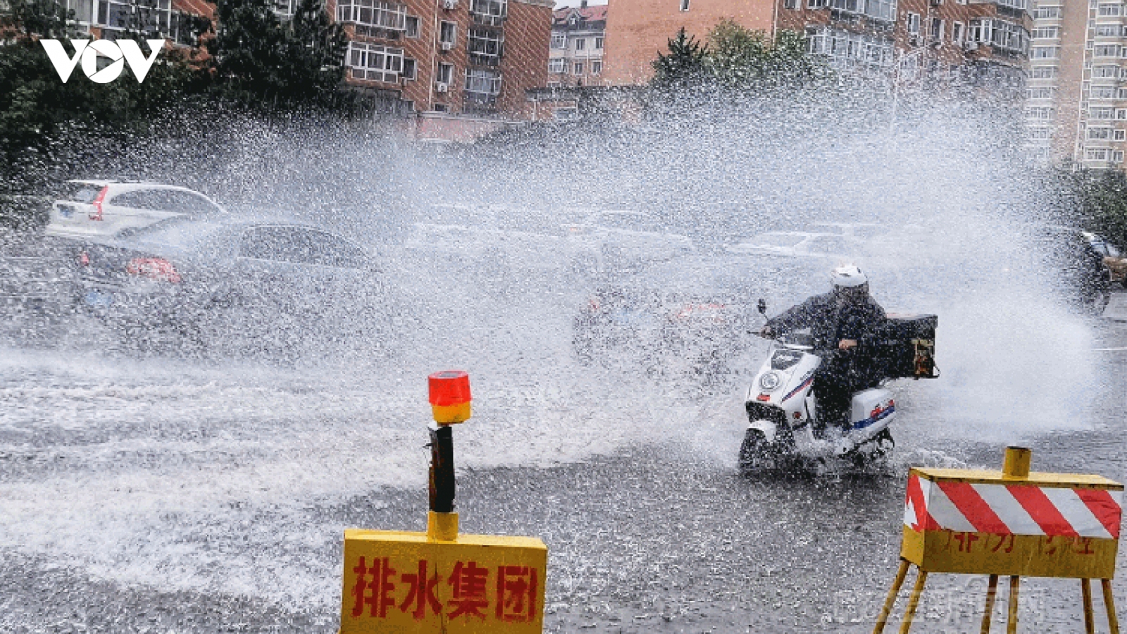 Bão chồng bão, Trung Quốc có thêm một tỉnh báo động đỏ vì mưa lớn