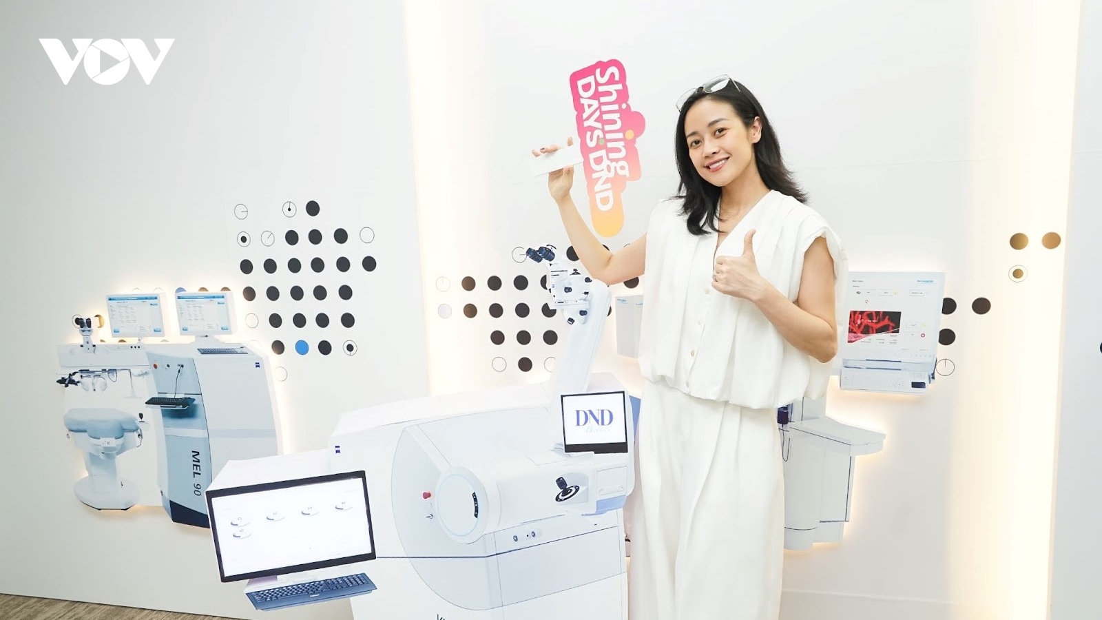 Hoa hậu Lương Kỳ Duyên, MC Phí Linh chọn SMILE Pro DND để “chia tay” kính cận