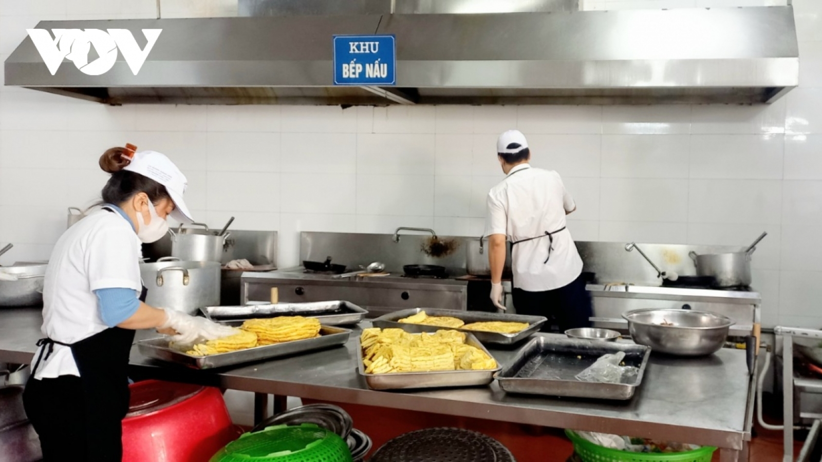 Phụ huynh trả tiền, sao không được chọn đơn vị cung cấp bữa ăn bán trú cho con?