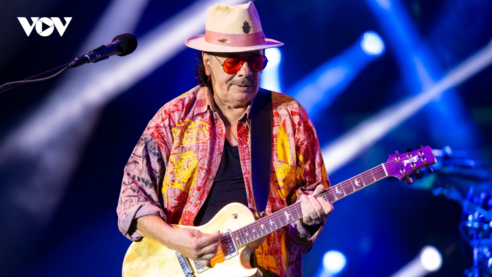 Huyền thoại guitar Carlos Santana xin lỗi về phát ngôn chống người chuyển giới